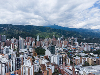 Obraz premium bucaramanga vista aerea dron vista completa de ciudad de dia