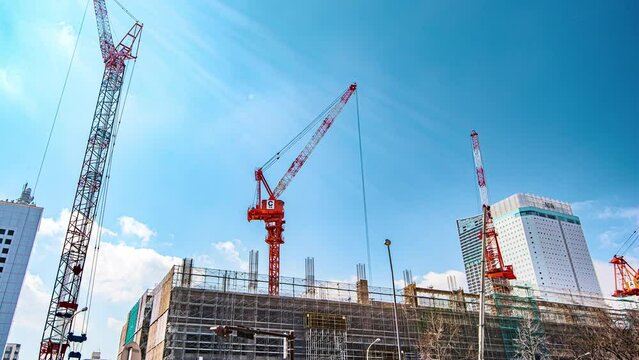 建設現場の作業風景と青空に浮かぶ雲 - 4K Timelapse -  