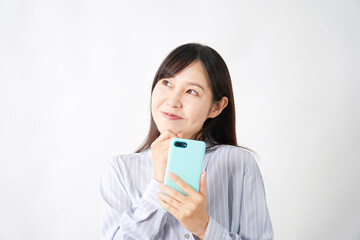 スマートフォンを持って想像するミドルエイジ女性　白背景