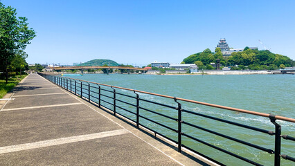 唐津城が見える松浦川の広い歩道