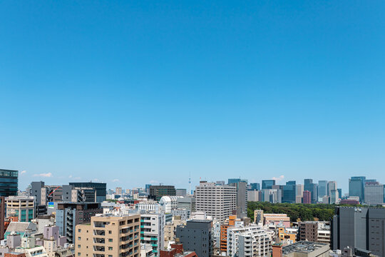 夕暮れの東京スカイツリーと都心の風景