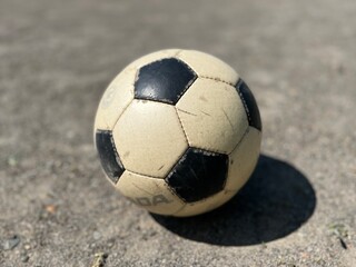 グラウンドの土とサッカーボール