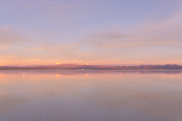 Sonnenuntergang in der Salzwüste Salar de Uyuni in Bolivien
