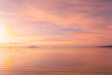 Fototapeta premium Sonnenuntergang in der Salzwüste Salar de Uyuni in Bolivien
