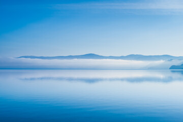 北海道、早朝の洞爺湖、幻想的な風景