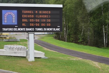 Photo sur Plexiglas Anti-reflet Mont Blanc Panneau pour le passage du tunnel du Mont Blanc