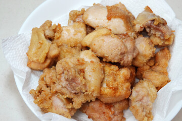 家で手作りした出来立てでおいしい鶏肉のから揚げ