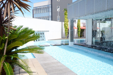 結婚式場の輝くプール
