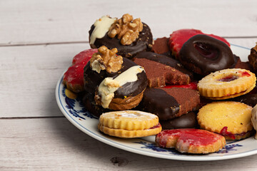 Plato con pastas variadas de chocolate.