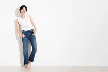 Foto op Plexiglas 夏のファッションやダイエットイメージに使いやすいアジア系女性全身のイメージ　右にコピースペース © kapinon