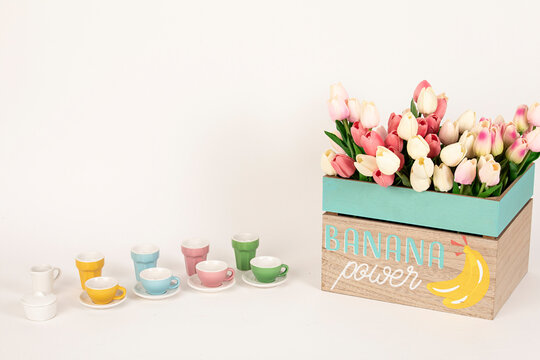 Juego de caf&eacute; y caja con ramo de tulipanes.