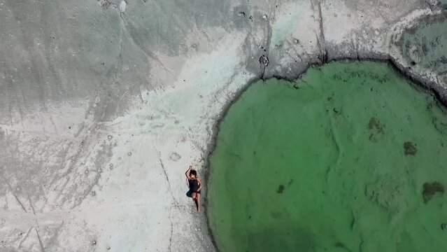 Cane Malu bei Bosa Marina auf Sardinien. Wundersch&ouml;ner nat&uuml;rlicher Pool mit tollen Farben. Mondlanschaft, Drohne 9