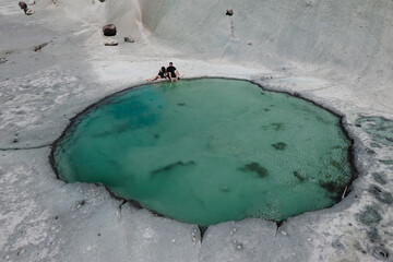 Cane Malu bei Bosa Marina auf Sardinien. Wunderschöner natürlicher Pool mit tollen Farben. Mondlanschaft, Drohne 6