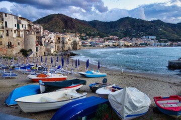 Fototapeta na wymiar Wunderschöner Blick auf Strand und Boote in der Stadt Cefalu auf Sizilien