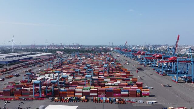 Luftaufnahme eines Containerterminals am Hamburger Hafen mit der Hamburger Skyline und Containerschiffen