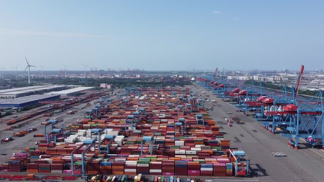 Luftaufnahme eines Containerterminals am Hamburger Hafen mit der Hamburger Skyline und Containerschiffen