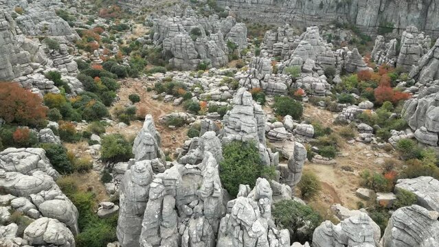 vista a&eacute;rea de las formaciones rocosas del paraje natural del torcal de Antequera, Espa&ntilde;a