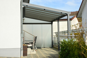 Pergola als Sonnenschutz auf der Terrasse eines neu gebauten Wohnhauses