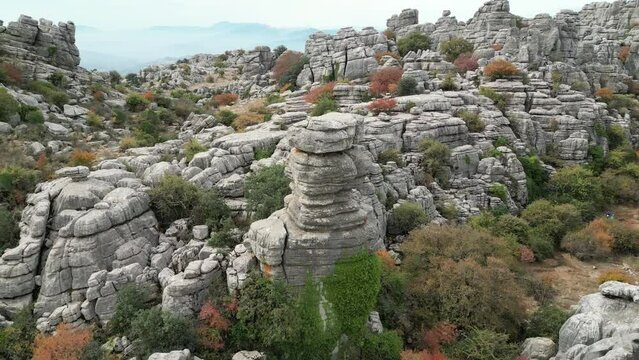 vista a&eacute;rea de las formaciones rocosas del paraje natural del torcal de Antequera, Espa&ntilde;a
