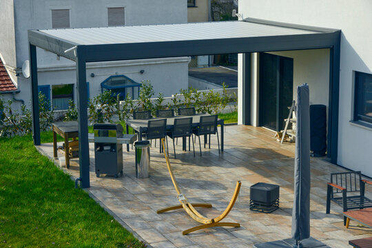 Sonnendach / Pergola als Sonnenschutz auf der Terrasse eines neu gebauten Wohnhauses