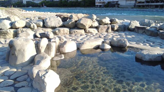 日本　岐阜県　下呂温泉　温泉湧水池の足湯といでゆ大橋