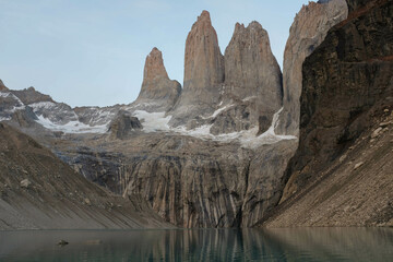Tours des Torres del Paine à l'aube, Chili 