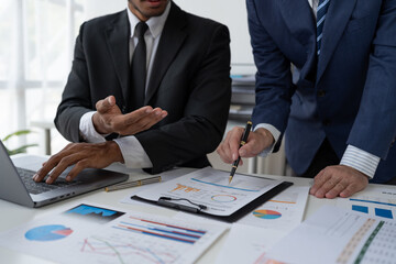 Businessmen, entrepreneurs are meeting to analyze data to plan business strategies and financial budgets and assess investment risks. To analyze customer groups to increase the growth of the company.