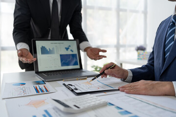 Businessmen, entrepreneurs are meeting to analyze data to plan business strategies and financial budgets and assess investment risks. To analyze customer groups to increase the growth of the company.