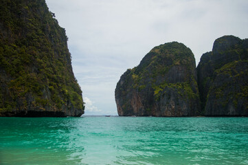 Obraz premium Phi Phi Island with long tail boat and white sand beach