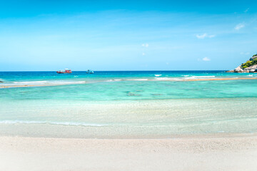 Fototapeta na wymiar white beach on tropical island