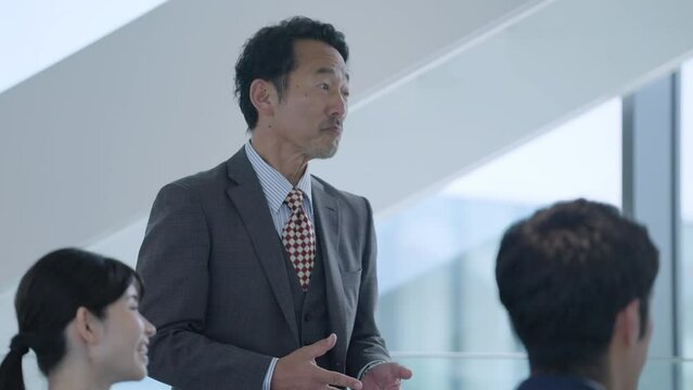 オフィスで会議するビジネスパーソンたち