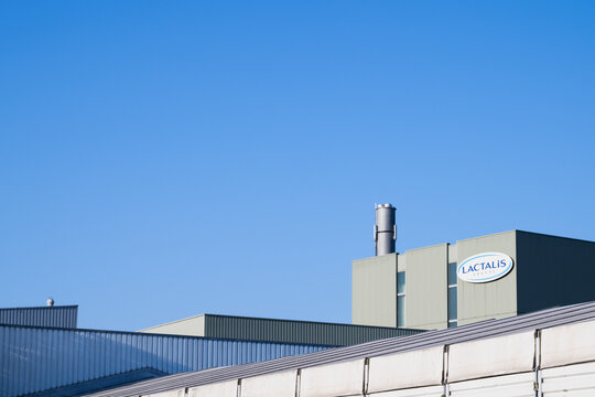 Lactalis Gruppe, Firmengeb&auml;ude mit Logo