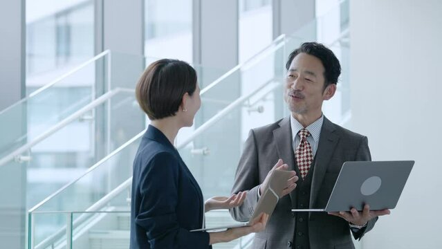 オフィスで会議するビジネスパーソンたち