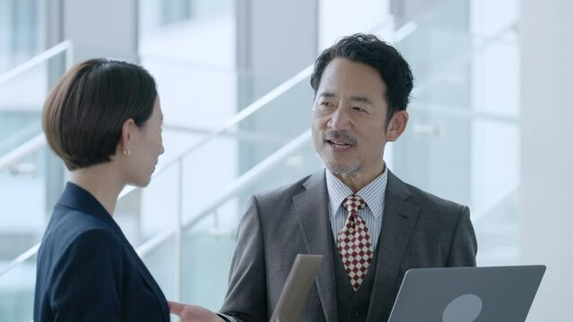 オフィスで会議するビジネスパーソンたち