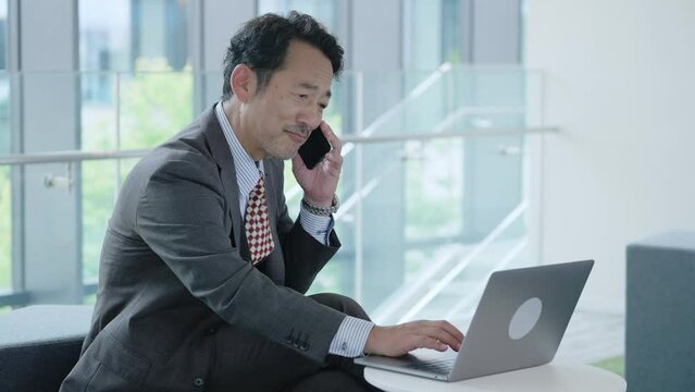 オフィスでパソコンを使う中年ビジネスマン