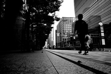 別世界となる早朝の繁華街風景