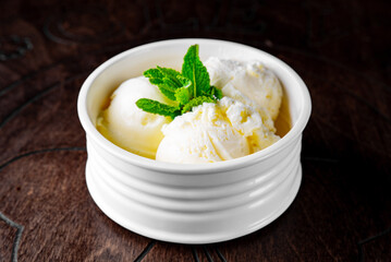 Obraz na płótnie Canvas ice cream in white bowl close up