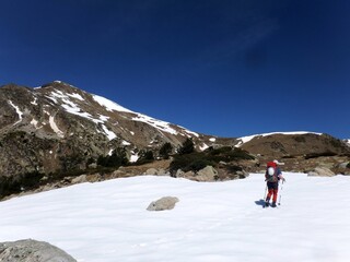 April hike on the ridges around Estanys de la Pera in the Pyrenees (Cerdanya). Due to the dime of the year we found both snow and summer conditions.