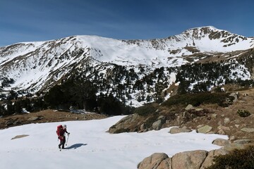 April hike on the ridges around Estanys de la Pera in the Pyrenees (Cerdanya). Due to the dime of the year we found both snow and summer conditions.