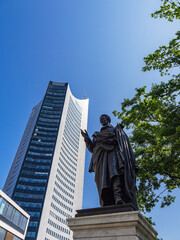 Obraz premium Albrecht Thaer Denkmal und Panorama Tower in der Stadt Leipzig