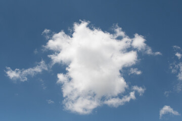 Un nuage isolé dans le ciel 