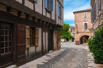 Fototapeta na wymiar Les constructions en briques traditionnelles du moyen-age dans le village d' Auvillar sur le chemin de Saint Jacques de Compostelle.