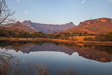 Scenic reflections in a Drakensberg lake 15540