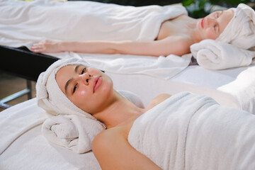 Obraz na płótnie Canvas caucasian white woman relaxing in spa massage
