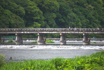 Fototapeta na wymiar 観光地として世界的に有名な京都の嵐山の渡月橋の風景