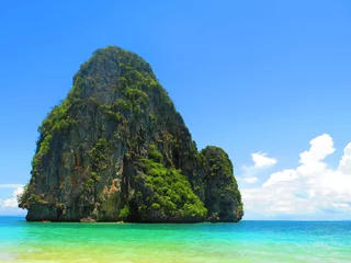 Papier Peint photo autocollant Railay Beach, Krabi, Thaïlande Railay Beach Krabi Thailand has islets and steep cliffs. clear green water The sky has a beautiful deep blue color.