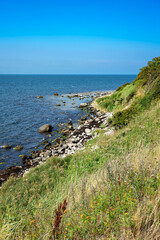 Felsen mit Vogelkolonie an der westlichen Bornholmer Steilküste nördlich von Hasle