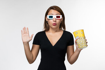Obraz premium front view young female holding popcorn in d sunglasses watching movie on a white background movies cinema film lonely