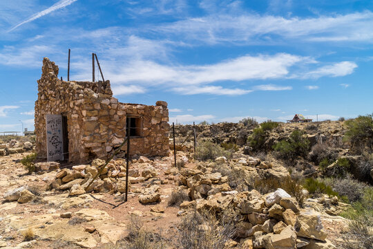 Apache Death Cave 2 Guns Winslow Az roadside ruins