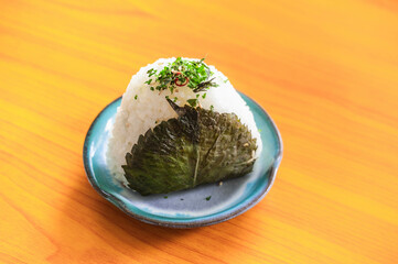 青じその塩漬けの三角おにぎり